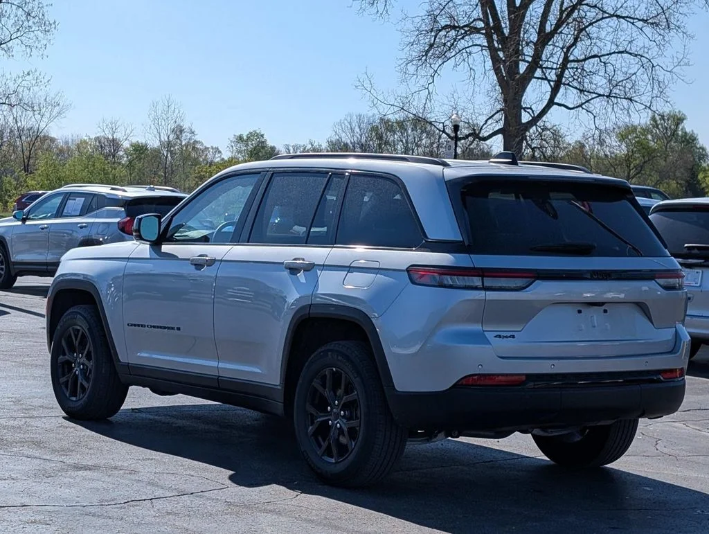 Used 2025 Silver Jeep Altitude image 9