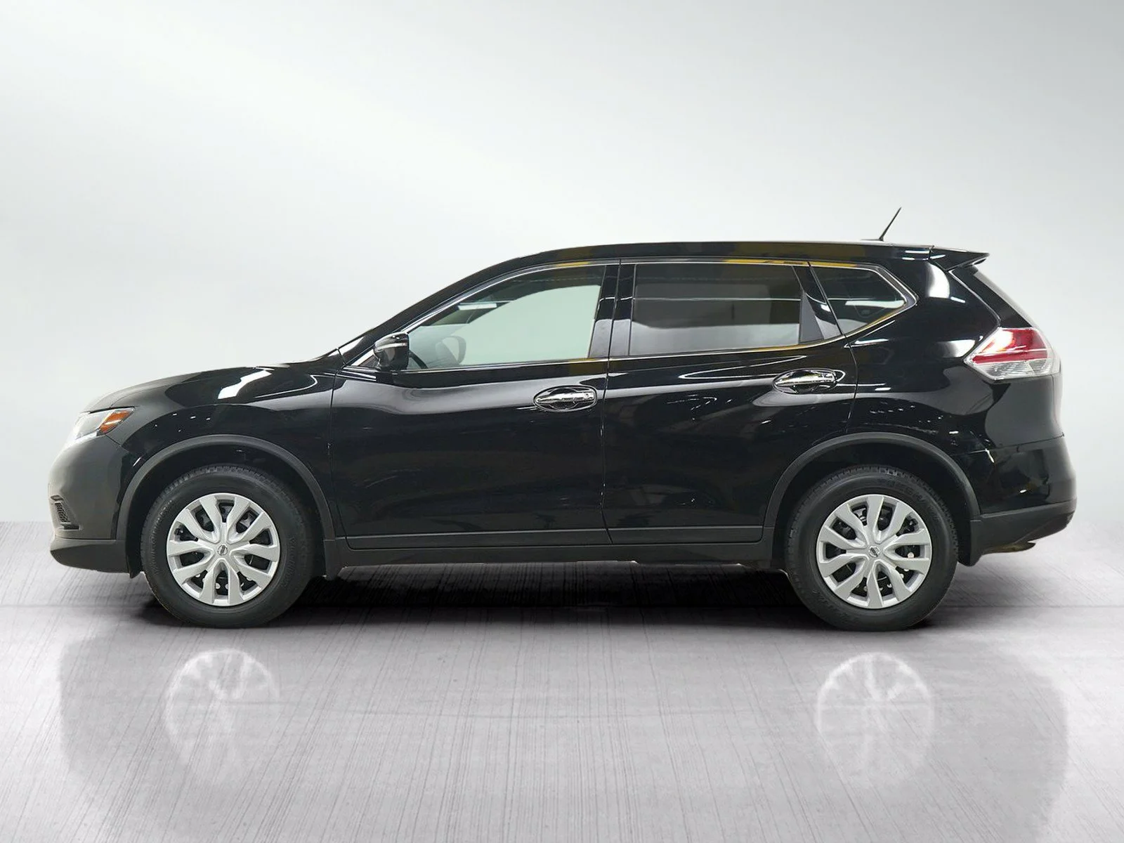 Used 2015 Nissan Rogue S with VIN KNMAT2MV4FP527746 for sale in Burnsville, Minnesota