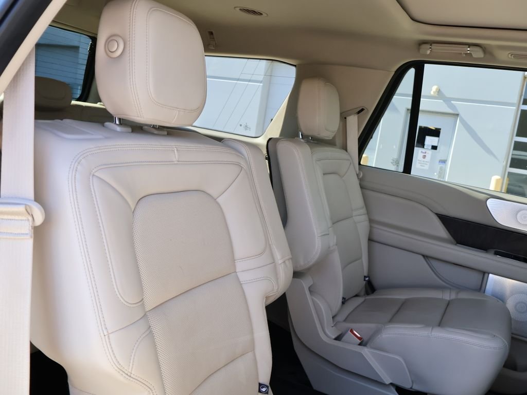 Used 2020 White Lincoln Reserve image 13