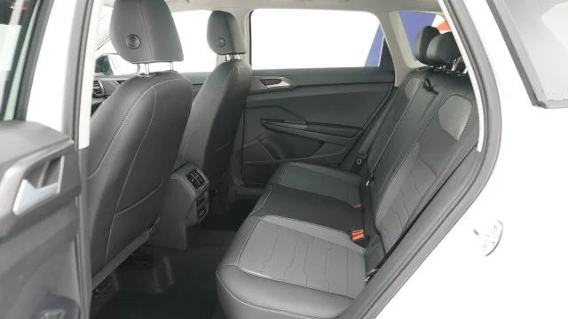 New 2026 Pure White w/Deep Black Roof Volkswagen SE Black image 20