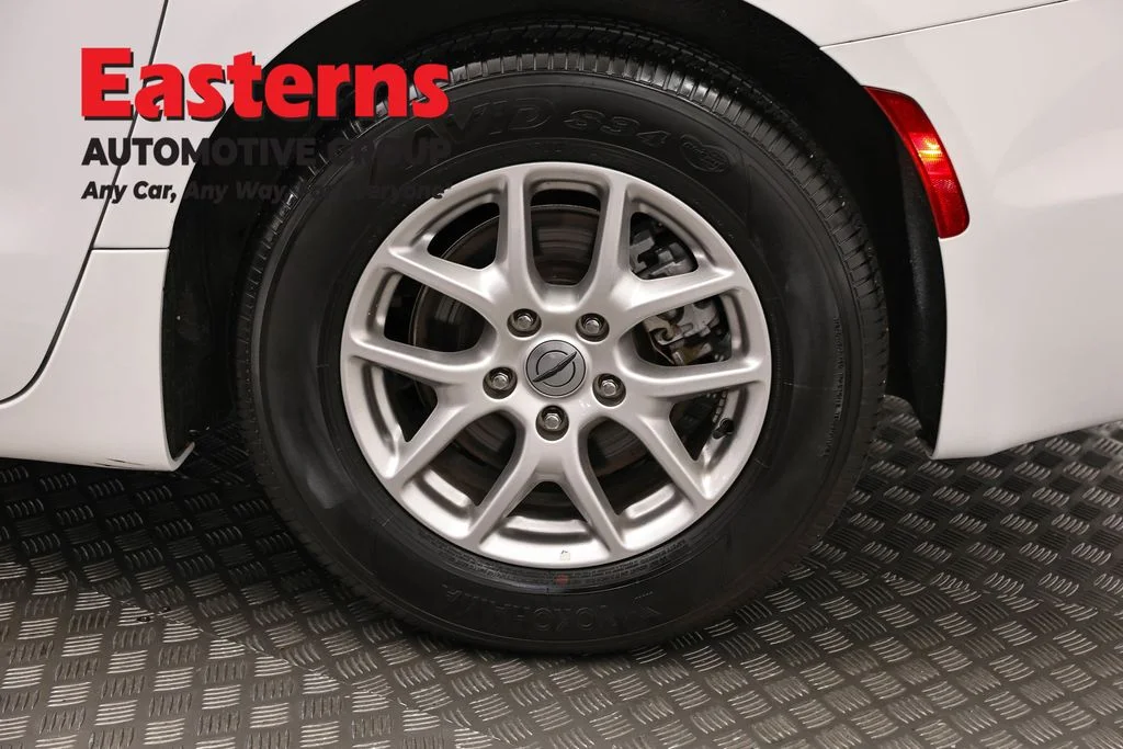Used 2024 White Chrysler Touring L image 34