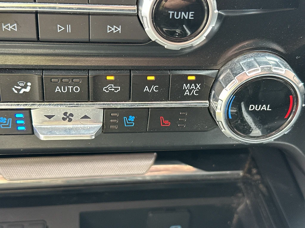 Used 2025 Oxford White Ford LARIAT image 25