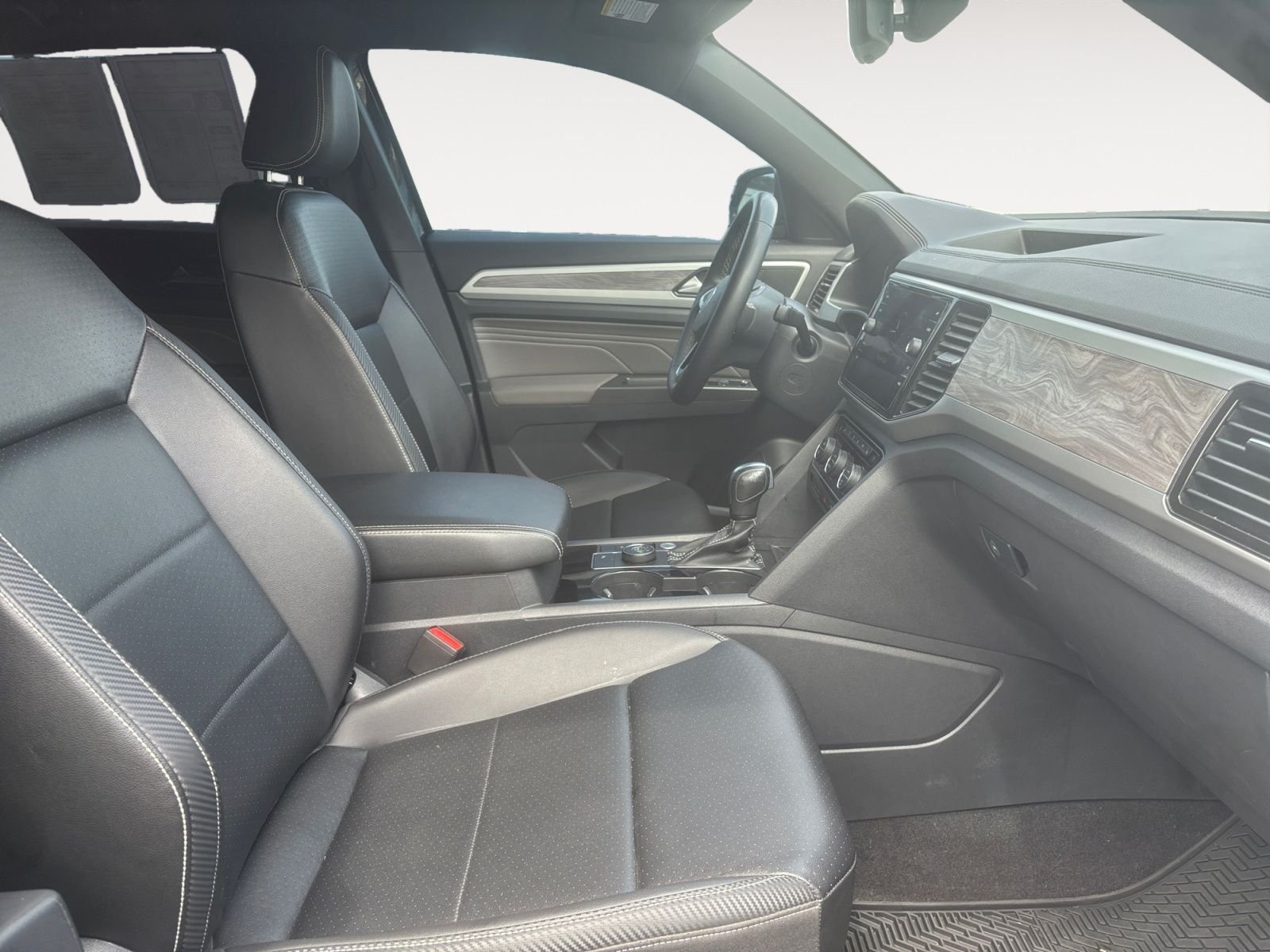 Used 2022 Black Volkswagen 2.0T SE w/Technology image 15