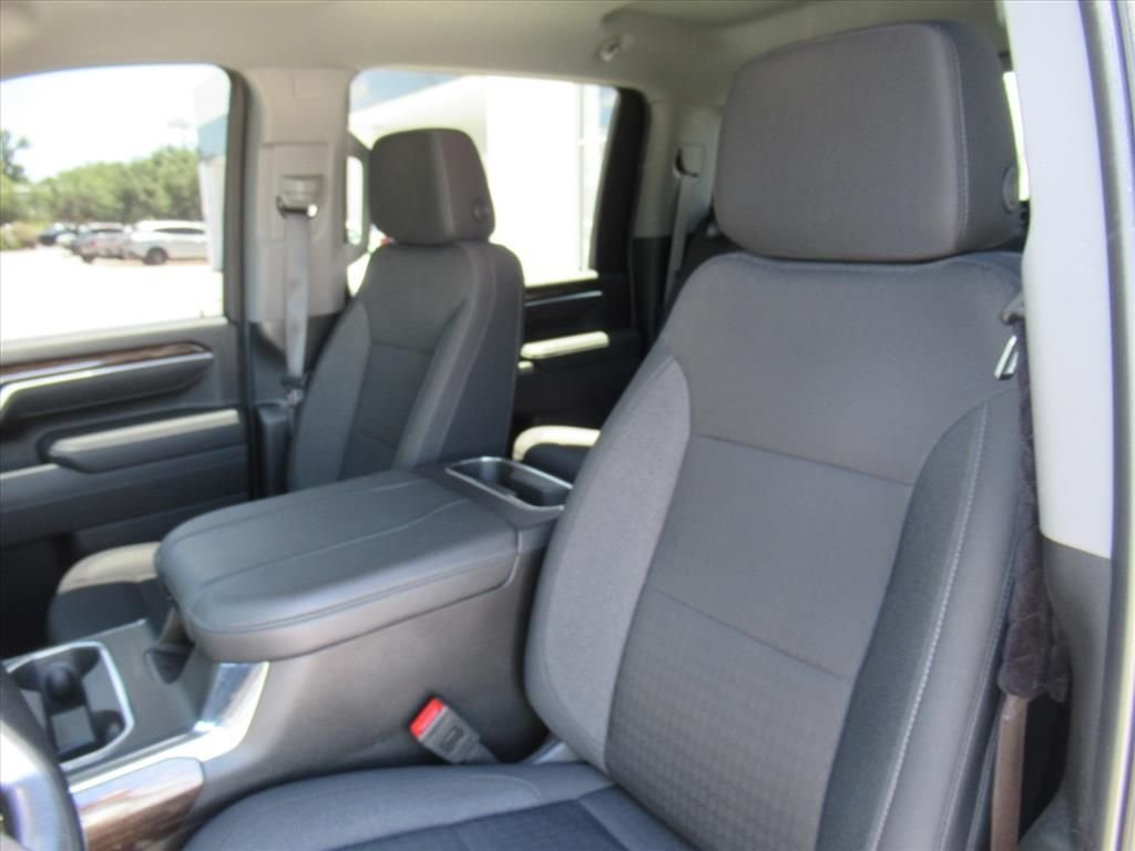 Used 2025 White GMC SLE image 17