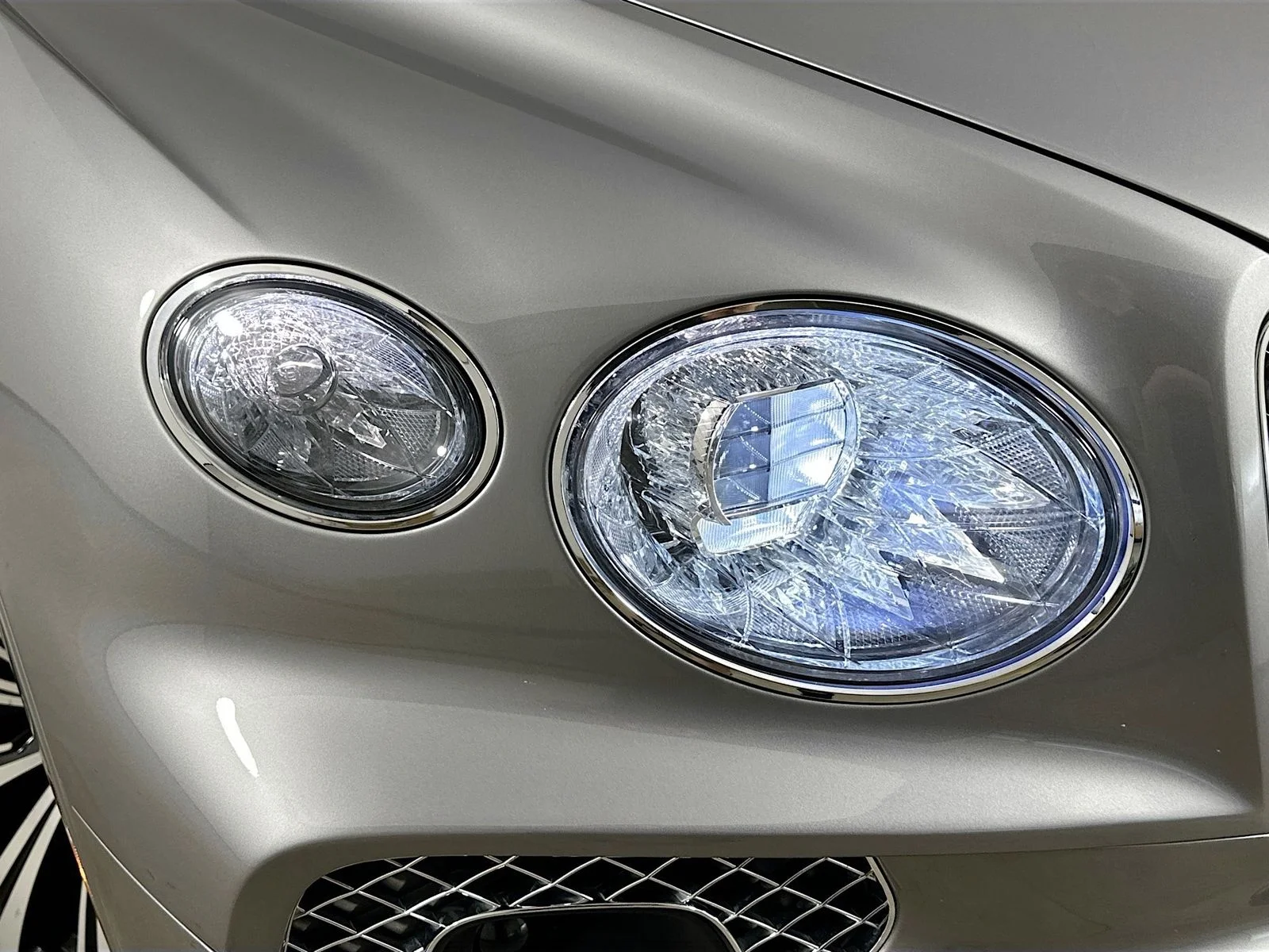 Used 2023 Silver Bentley  image 13