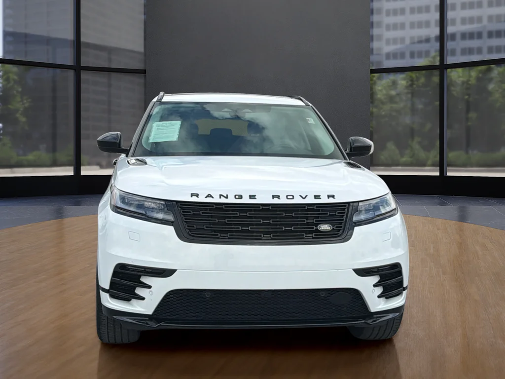 Used 2025  Land Rover Dynamic SE image 11