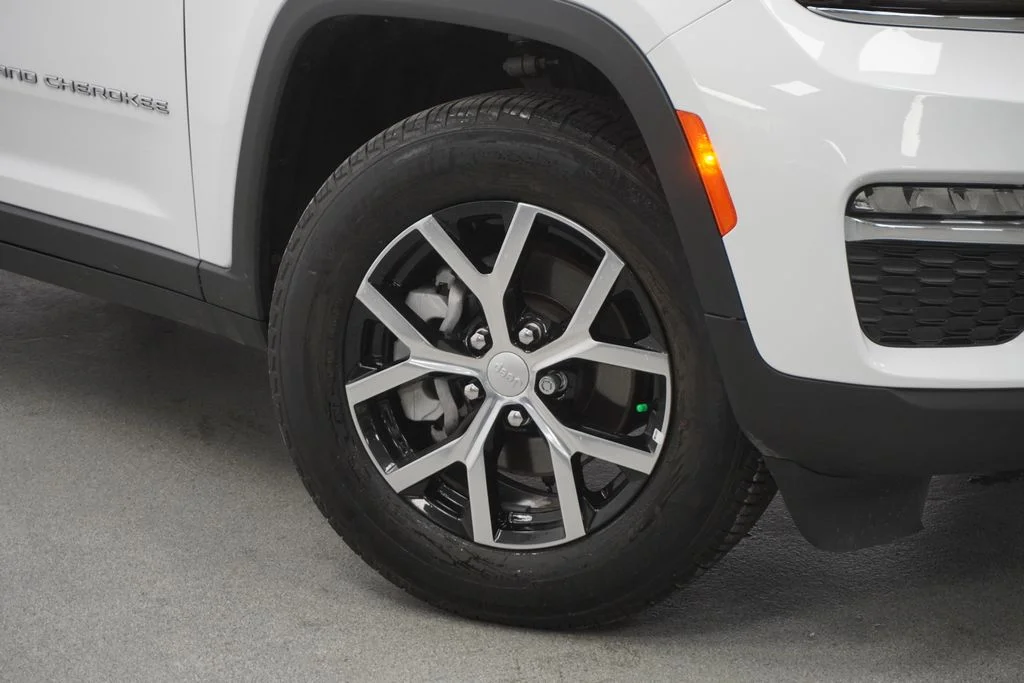 Used 2025 White Jeep Limited image 4