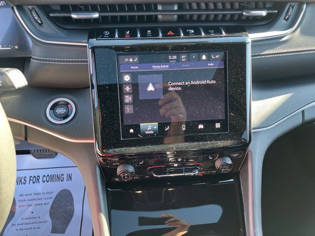 Used 2023 Silver Zynith Jeep Altitude image 17