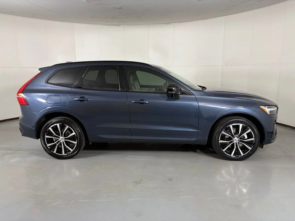 Used 2023 Denim Blue Metallic Volvo Plus image 9