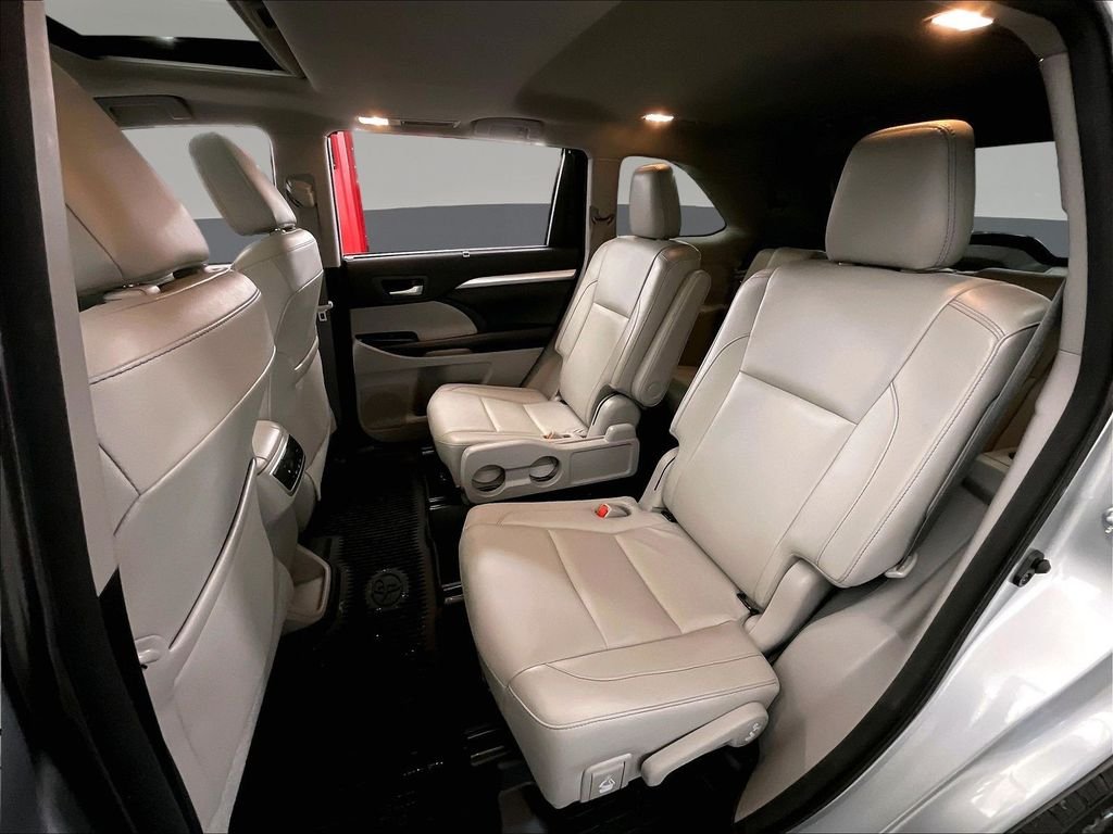 Used 2018 Silver Toyota XLE image 30