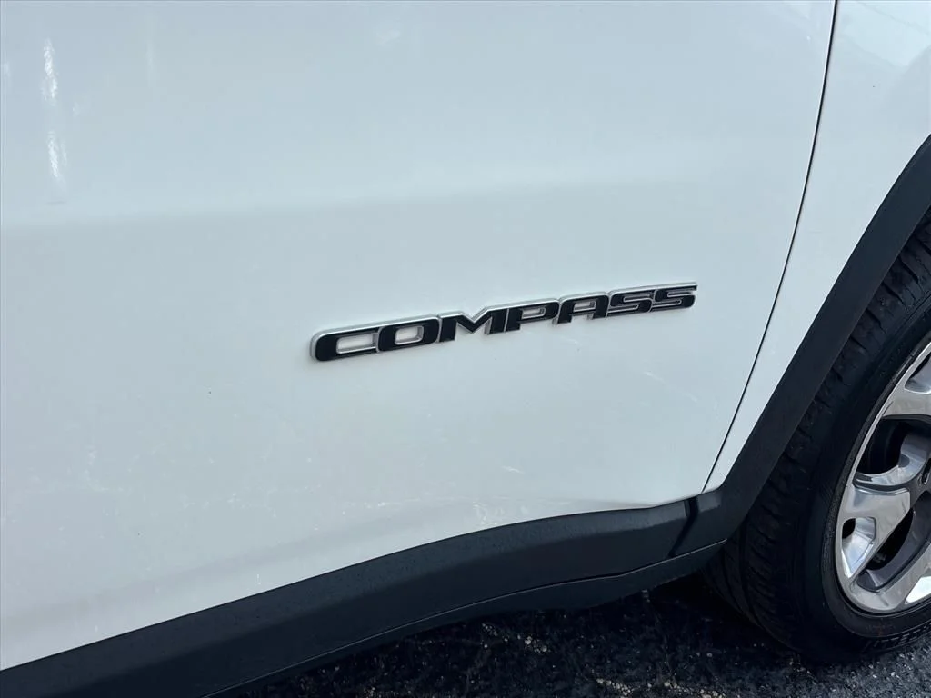 Used 2018 White Clearcoat Jeep Limited image 11