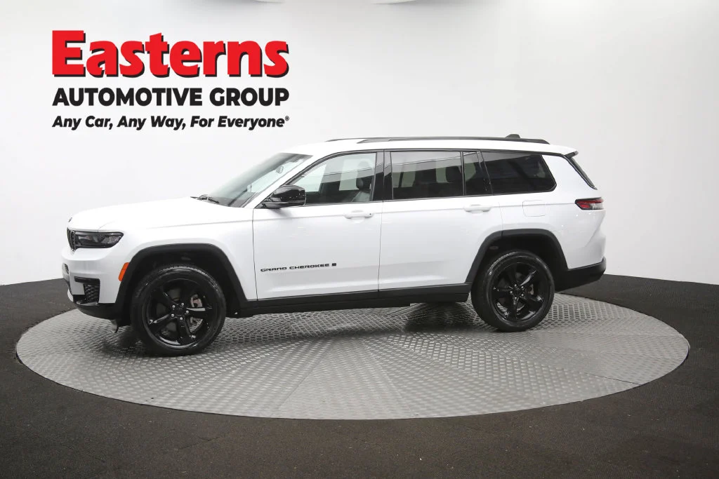Used 2023 White Jeep Altitude image 60