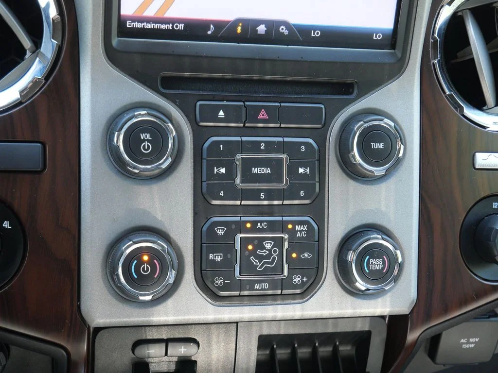 Used 2013 White Ford Lariat image 27