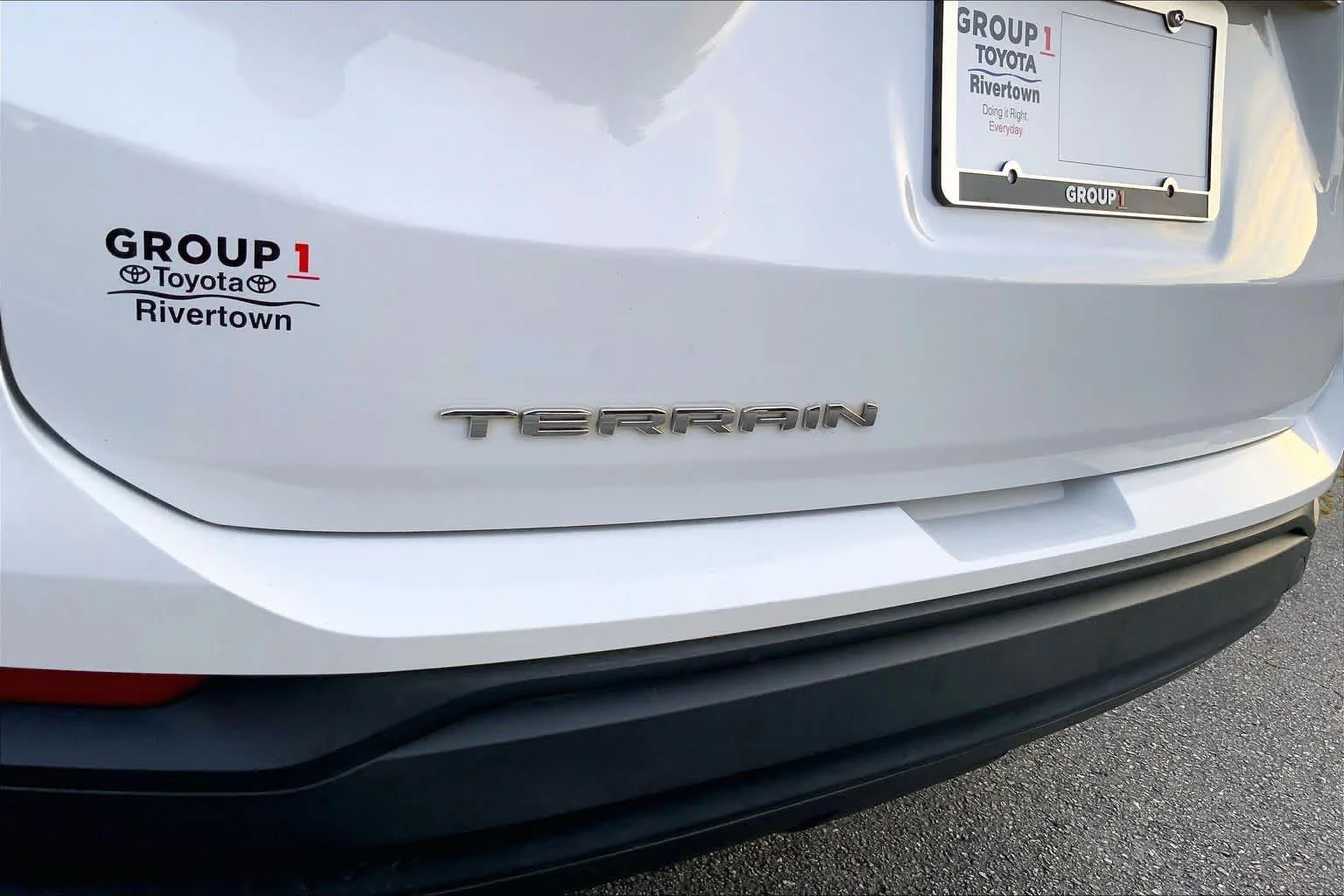 Used 2022 Summit White GMC SLE image 10