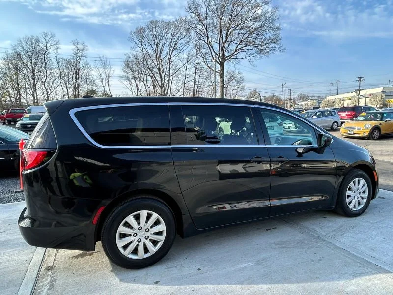 Used 2021 Black Chrysler L Minivan 4D image 14