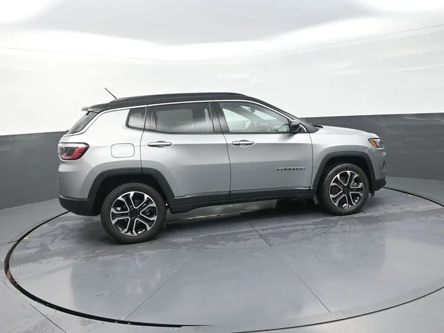 Used 2024  Jeep Limited image 9