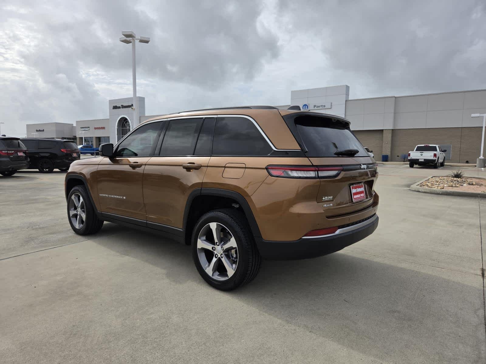 New 2026 Copper Shino Metallic Clearcoat Jeep Limited image 3
