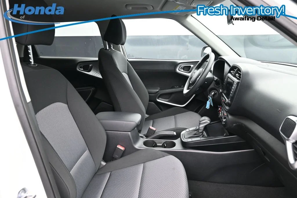 Used 2025 Snow White Pearl Kia LX image 12