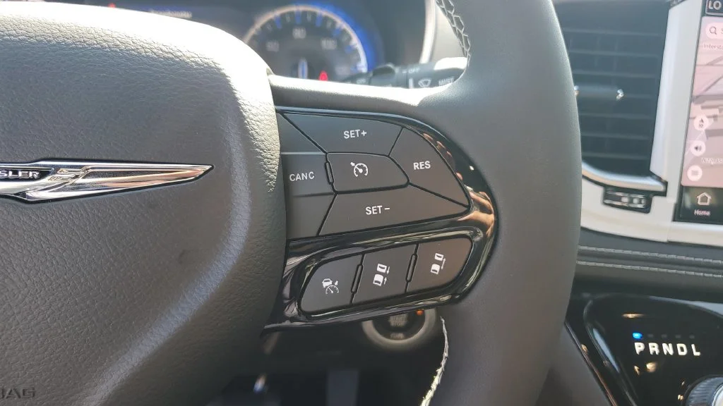 Used 2025 White Chrysler Limited image 32