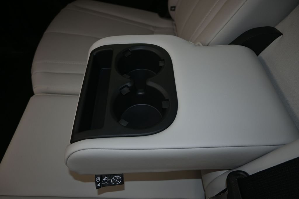 New 2027 RADIANT WHITE INFINITI Luxe FWD image 18