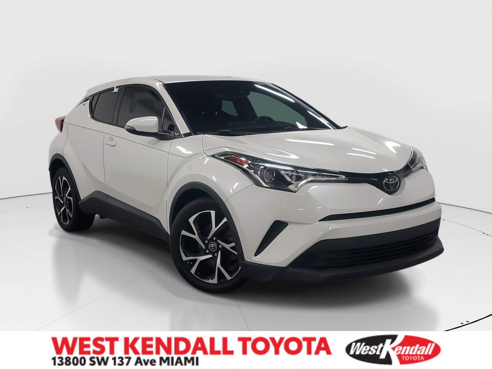 Used 2018 Blizzard Pearl Toyota XLE image 1