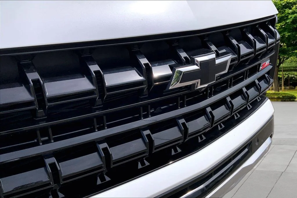 Used 2025 Beige Chevrolet Z71 image 33