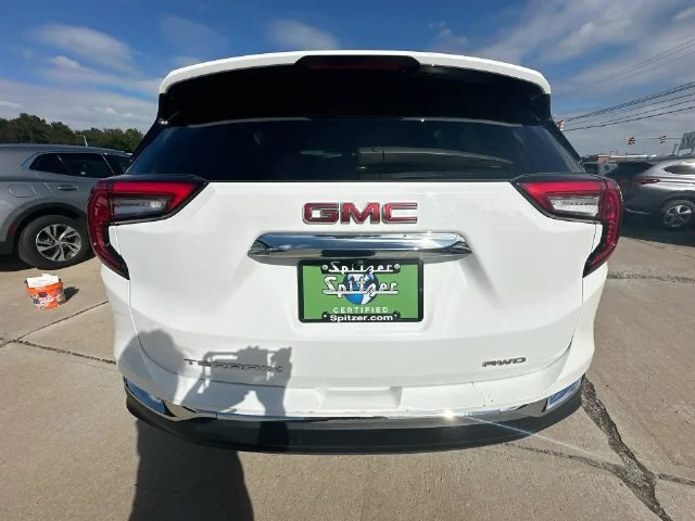 Used 2024 White GMC SLT image 35