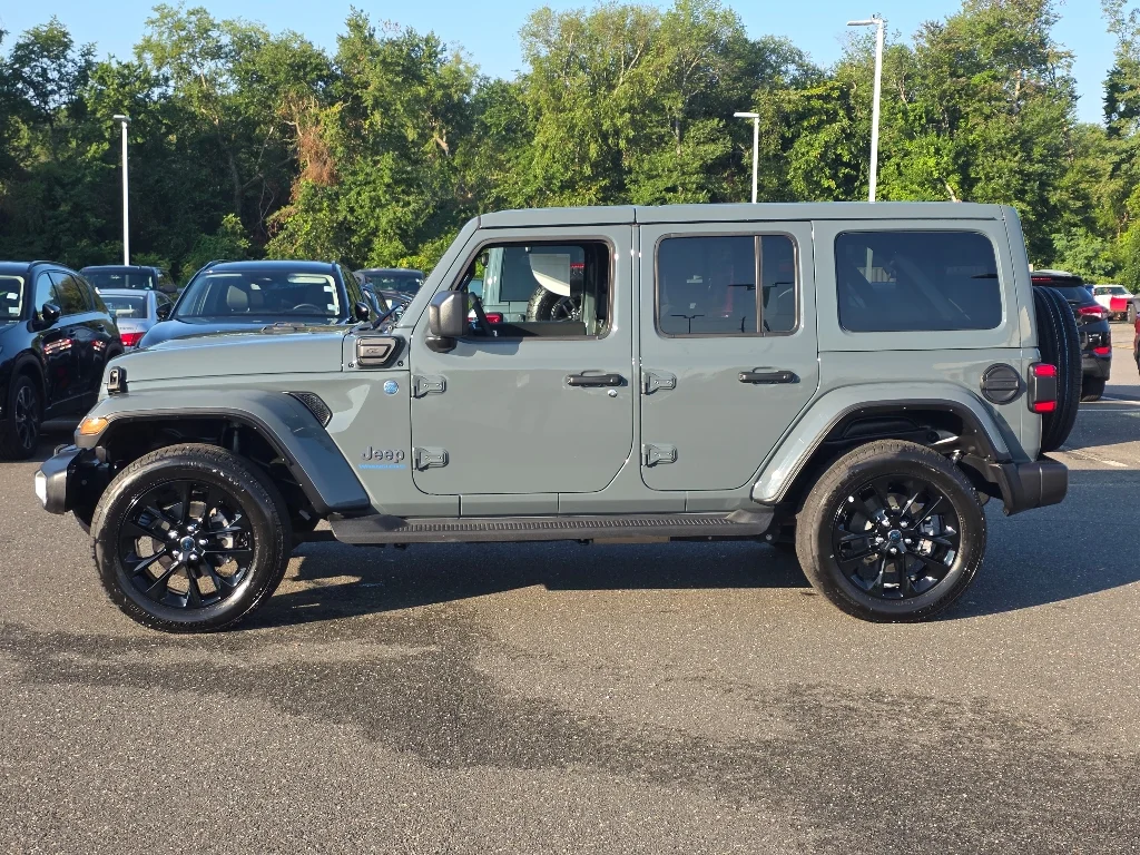 Used 2025 Anvil Clear Coat Jeep Sahara 4xe image 12