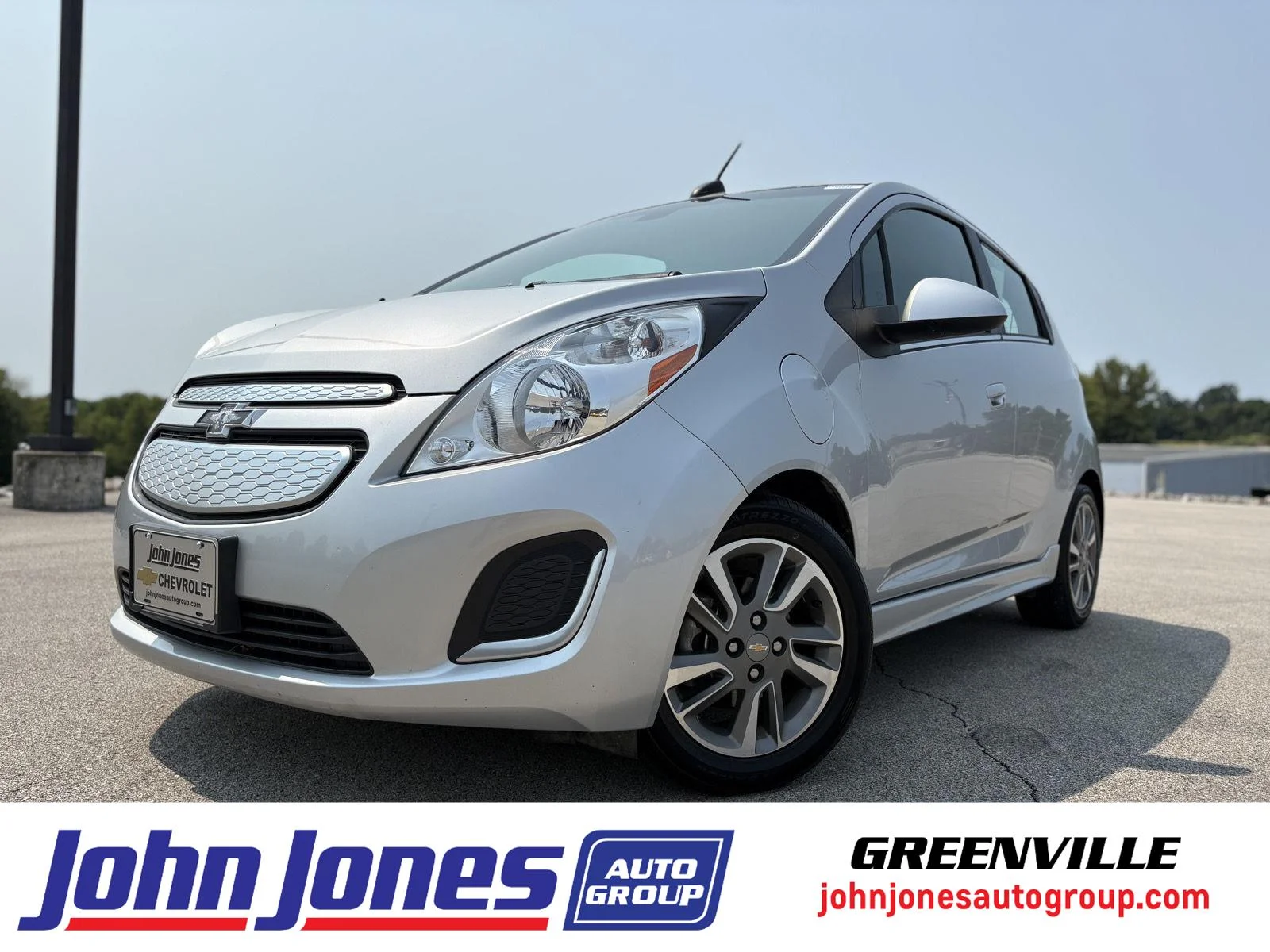 Used 2016 SILVER CHEVROLET HATCHBACK image 1