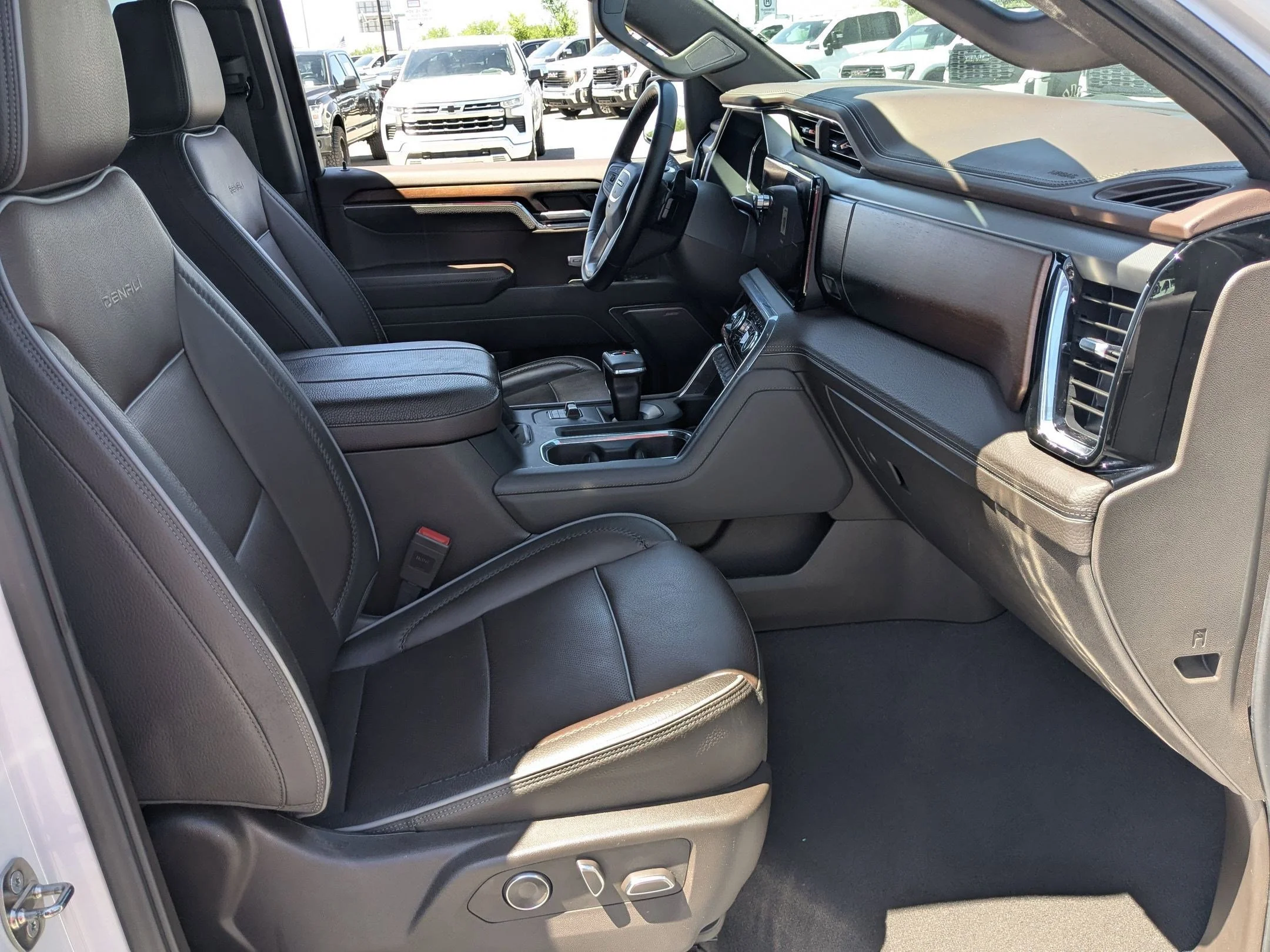 Used 2024 White Frost Tricoat GMC Denali image 30