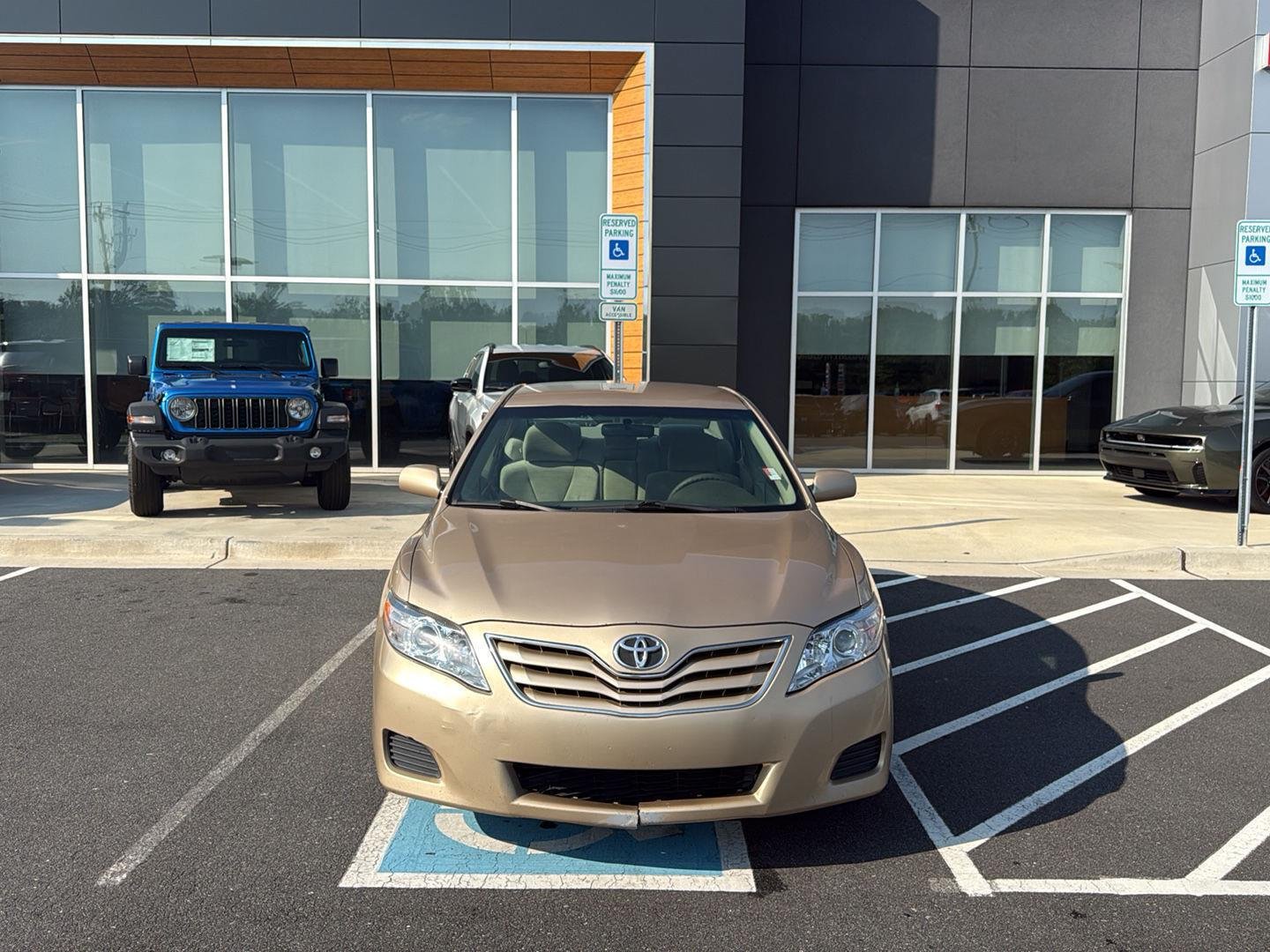Used 2010  Toyota LE image 3