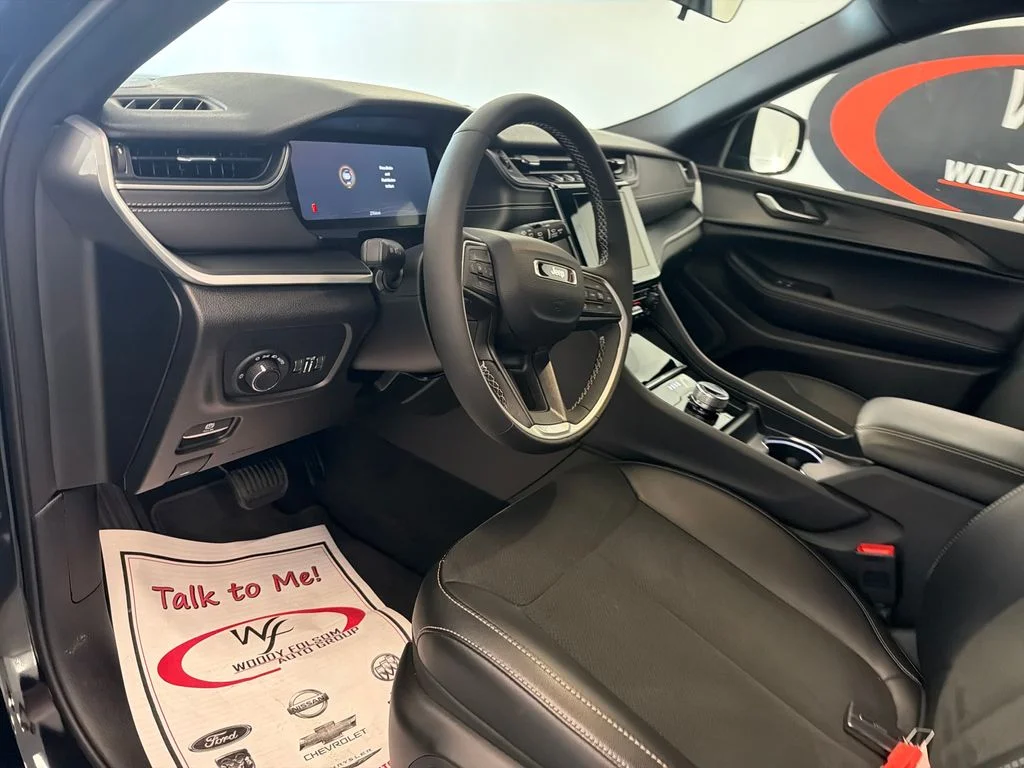 Used 2025 Black Jeep Altitude X image 10