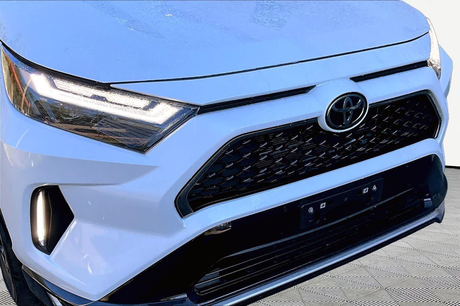 Used 2025 Wind Chill Pearl/Midnight Black Metallic Toyota XSE image 30