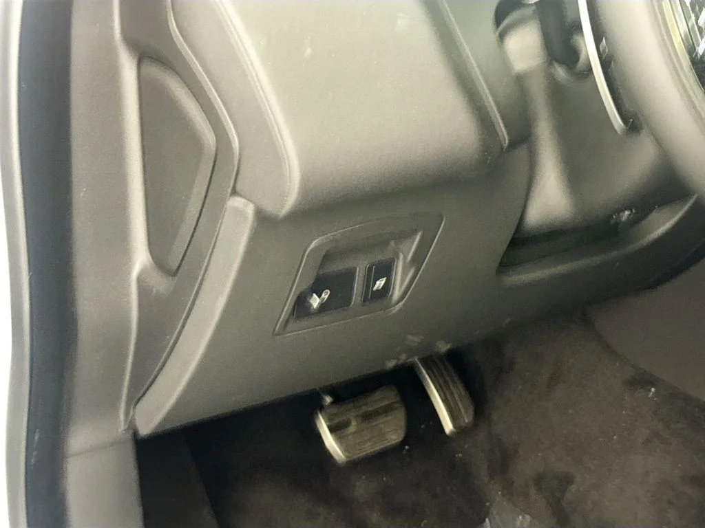 New 2026 Fuji White Land Rover Dynamic SE image 10