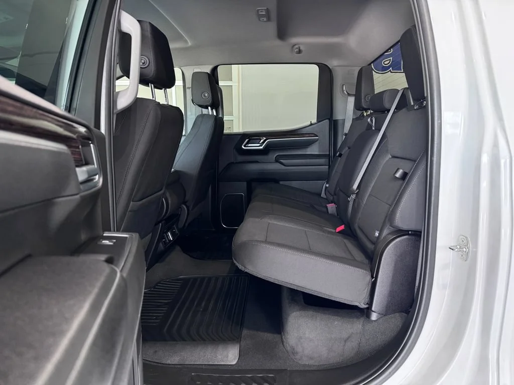 Used 2024 Summit White GMC Elevation image 13