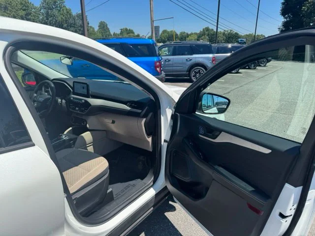 Used 2022 White Ford SE image 13