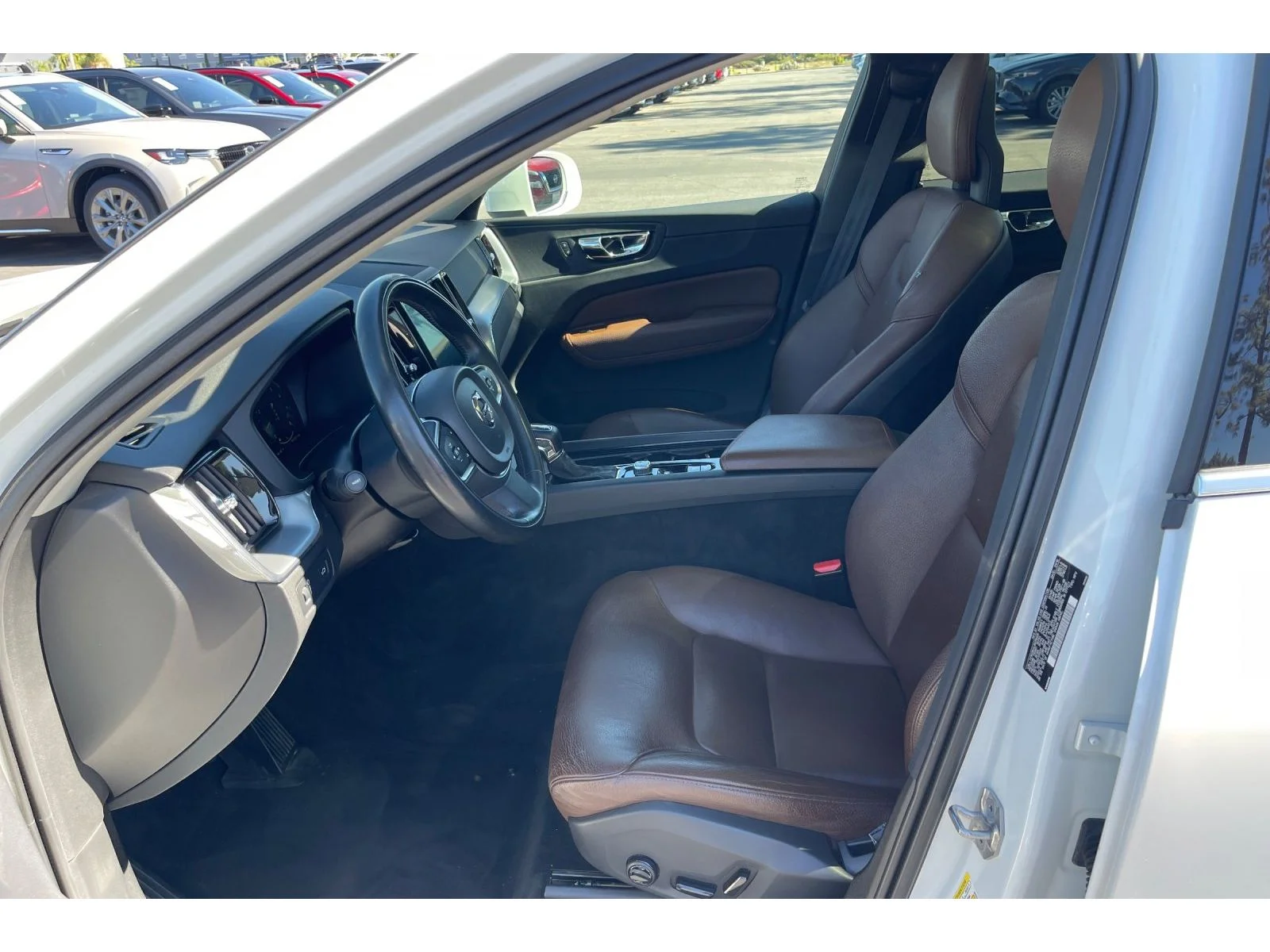 Used 2018 Ice White Volvo Momentum image 11