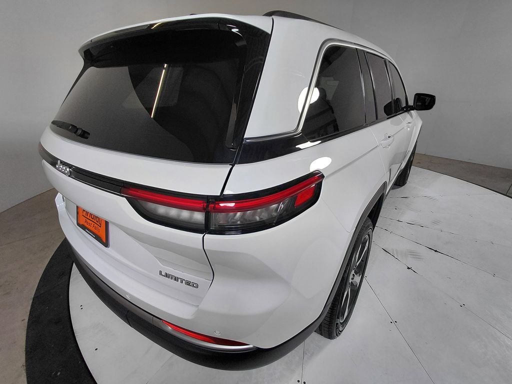 New 2026 Bright White Clear-Coat Exterior Paint Jeep Limited image 8