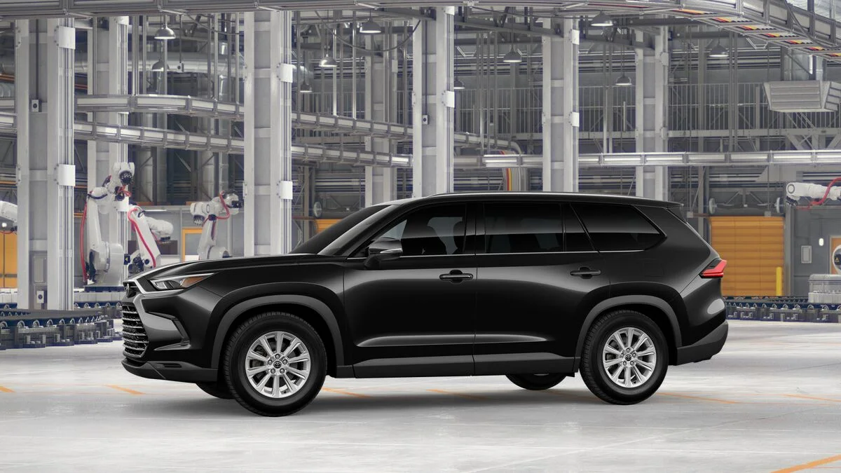 New 2026 Midnight Black Metallic Toyota XLE image 3