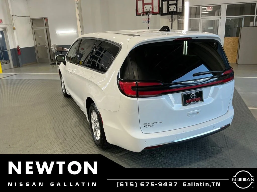 Used 2023 Bright White Clearcoat Chrysler Touring L image 19