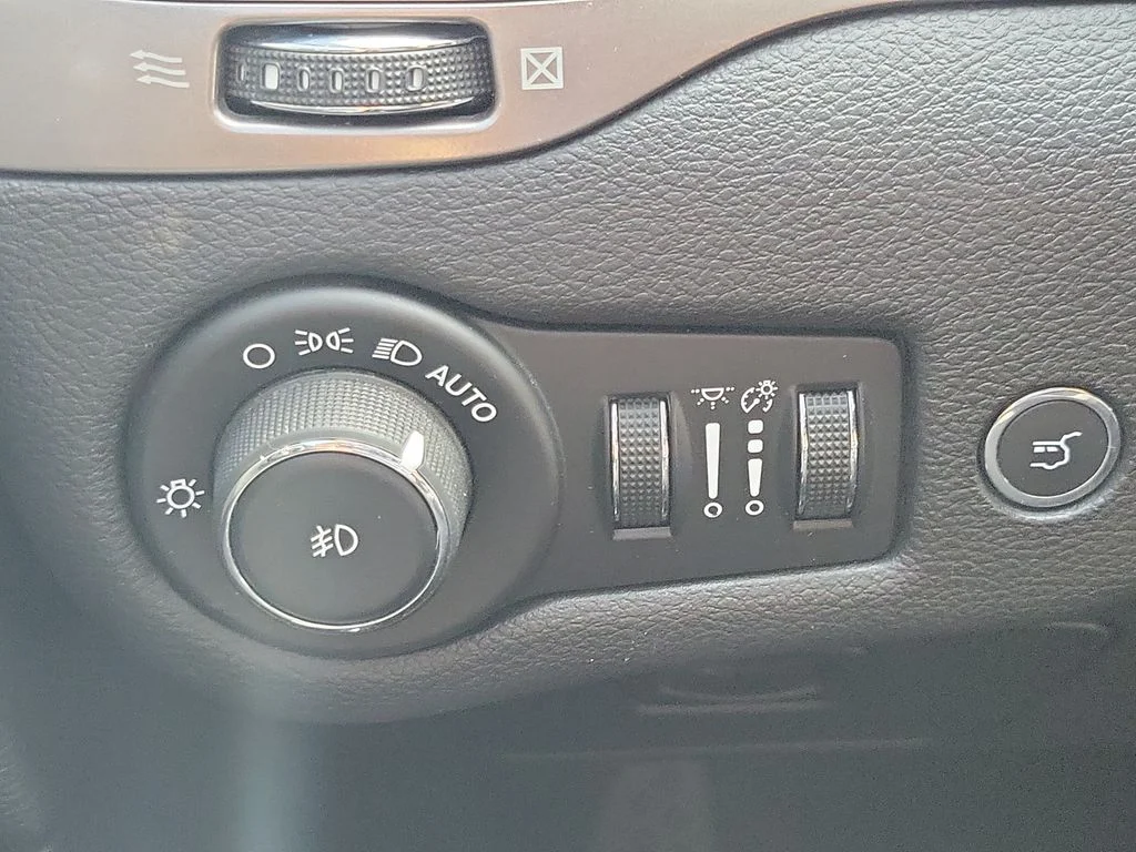 Used 2019 Gray Jeep Limited image 30