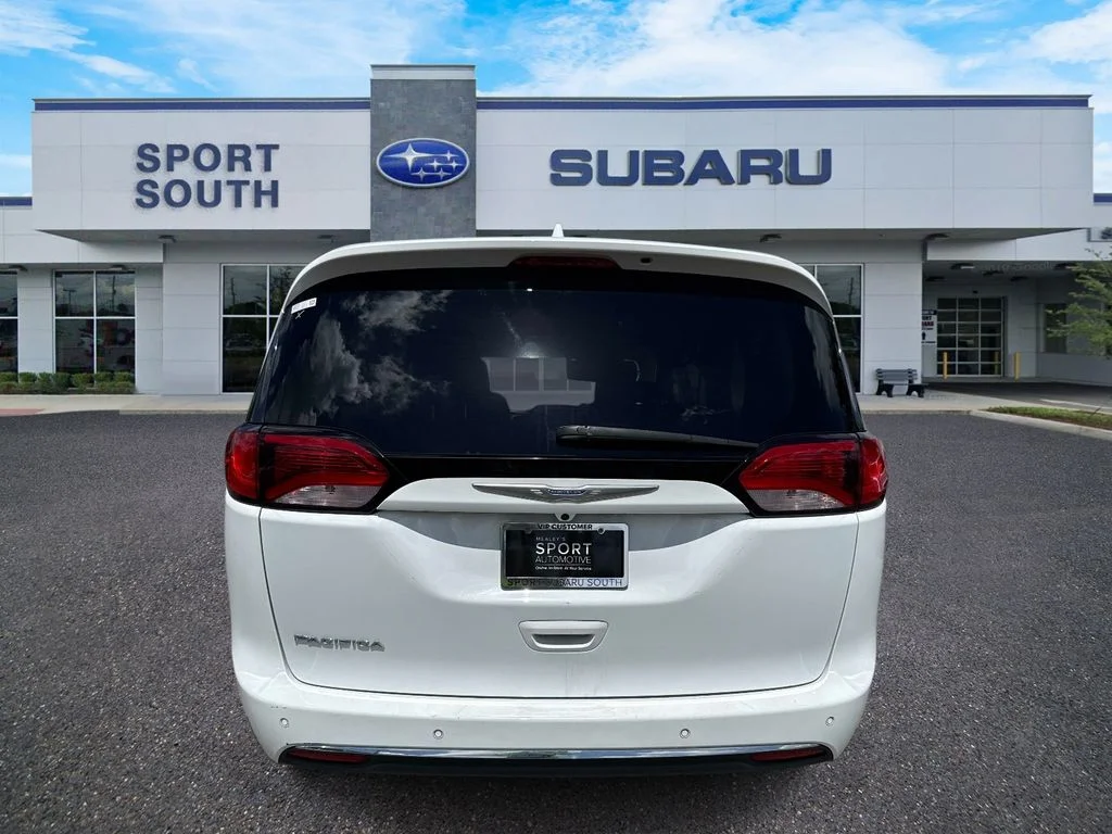 Used 2018 White Chrysler Touring L image 4