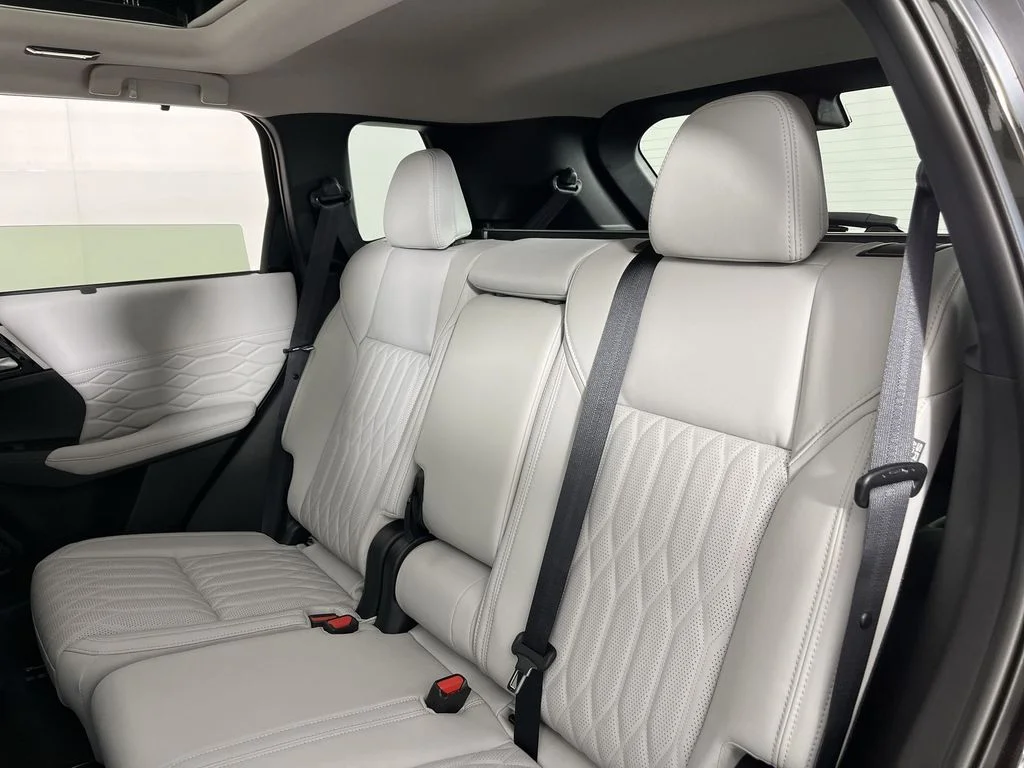 2025 Mitsubishi Outlander Plug-in Hybrid Platinum Edition - Photo 16