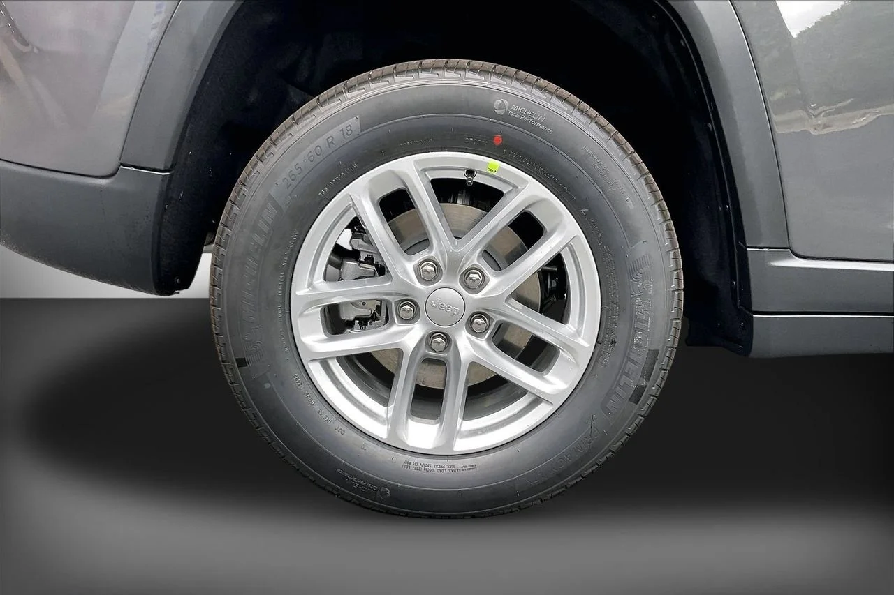 New 2026 Baltic Gray Metallic Clearcoat Jeep Laredo X image 30