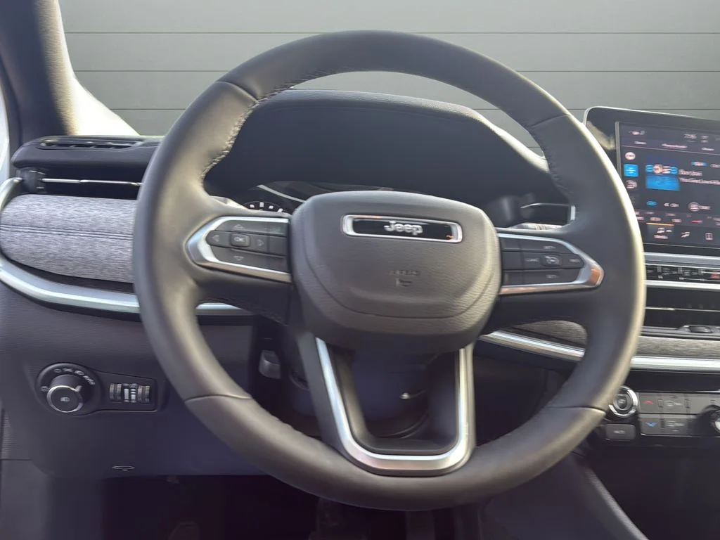 Used 2025 White/off-white Jeep Latitude image 28