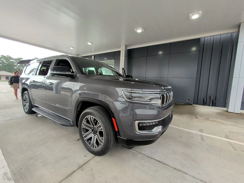 Used 2024 Gray Jeep Base image 2