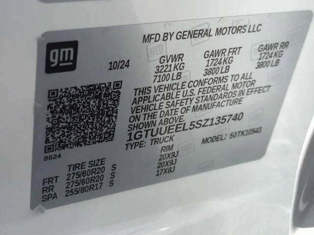 Used 2025 White GMC AT4 image 43