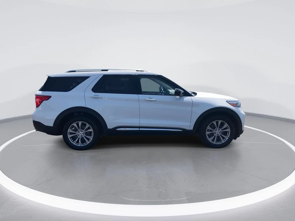 Used 2023 White Ford Limited image 9