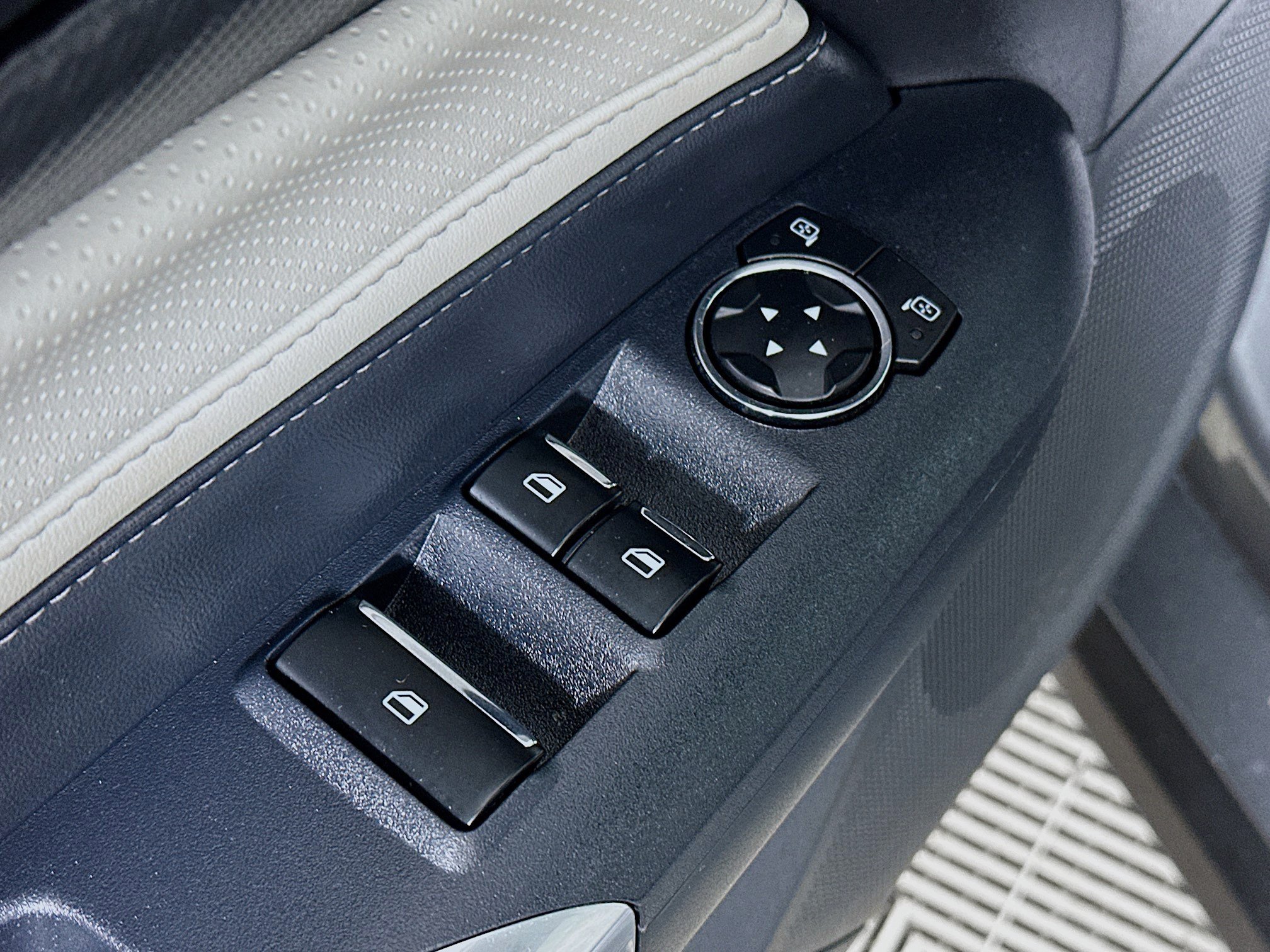 Used 2024 Gray Metallic Ford GT Premium image 18