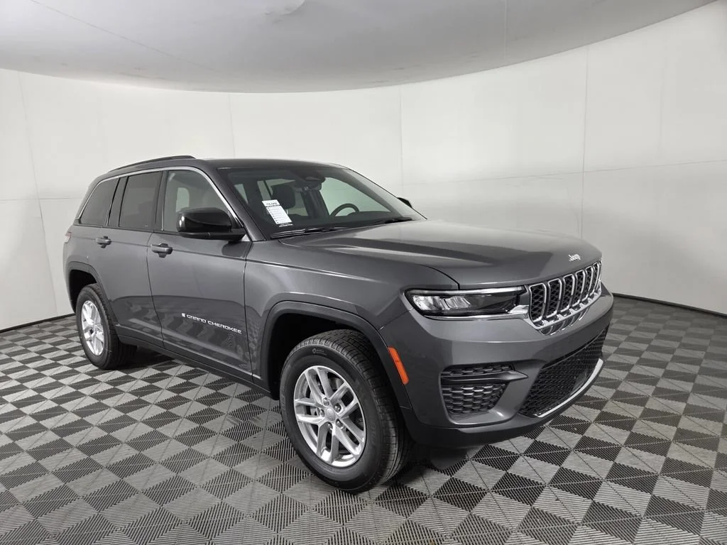 New 2026 Baltic Gray Metallic Clear-Coat Exterior Paint Jeep Laredo image 2
